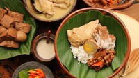 Kebanyakan karyawan kantor di Indonesia memilih nasi rames sebagai menu makan siang. Nasi putih yang dipadu dengan beragam lauk seperti ayam goreng serta tumis sayuran ternyata banyak digemari. Selain itu, ada juga gado-gado sayuran dengan paduan bumbu kacang yang enak dan mengenyangkan. (Foto: Istimewa)