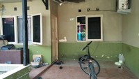 Bayu menjadi sopir taksi online selama 5 tahun terakhir. Pilihan itu diambil setelah dia di-PHK dari kantor dan terserang stroke. Beruntung Bayu masih mampu mengemudi mobil yang dimilikinya dengan cara dicicil.