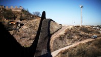 Potret salah satu perbatasan AS - Meksiko yang telah dibangun di Nogales, Arizona. Terlihat beberapa polisi tengah melakukan patroli di perbatasan tersebut. Foto: Reuters