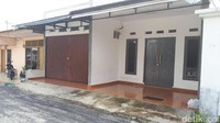 Saracennews.com memiliki alamat redaksi di Jl Kasah, Pekanbaru. Alamat redaksi itu adalah rumah yang dikontrak Jasriadi. Keberadaan wartawan atas nama saracennews.com selama ini juga tidak pernah ditemui di lapangan. Kasat Reskrim Polresta Pekanbaru Kompol Bimo Aryanto mengaku tidak pernah tahu akan nama media tersebut. Sejak saya menjabat Kasat Reskrim di Polresta Pekanbaru, belum pernah dikonfirmasi, baik via telepon atau ketemu langsung atas nama media Saracen itu, kata Bimo kepada detikcom, Jumat (25/8). (Foto: Haidir/detikcom)