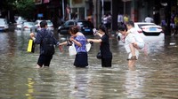 Badan cuaca China menyatakan, Topan Hato mendarat sekitar tengah hari di kota delta sungai Pearl, Zhuhai, di Provinsi Guangdong. Xinhua melaporkan 26.817 orang dievakuasi dari beberapa wilayah pantai daratan sebelum topan melanda. REUTERS/Tyrone Siu.