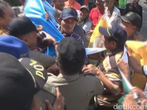 Demo Petani Tebu di Pabrik Gula Jombang Diwarnai Aksi Dorong