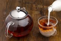 Mencampurkan teh dengan susu.