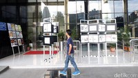 Pengujung melintas di jajaran komik antikorupsi.