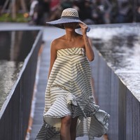 Desainer Edward Hutabarat mengadakan Pameran dan fashion show yang bertajuk Tangan Tangan Renta Lurik Indonesia, yang bertempat di Plataran Ramayana, Hotel kempinski, Jakarta Pusat. [Foto: Image Dynamics]