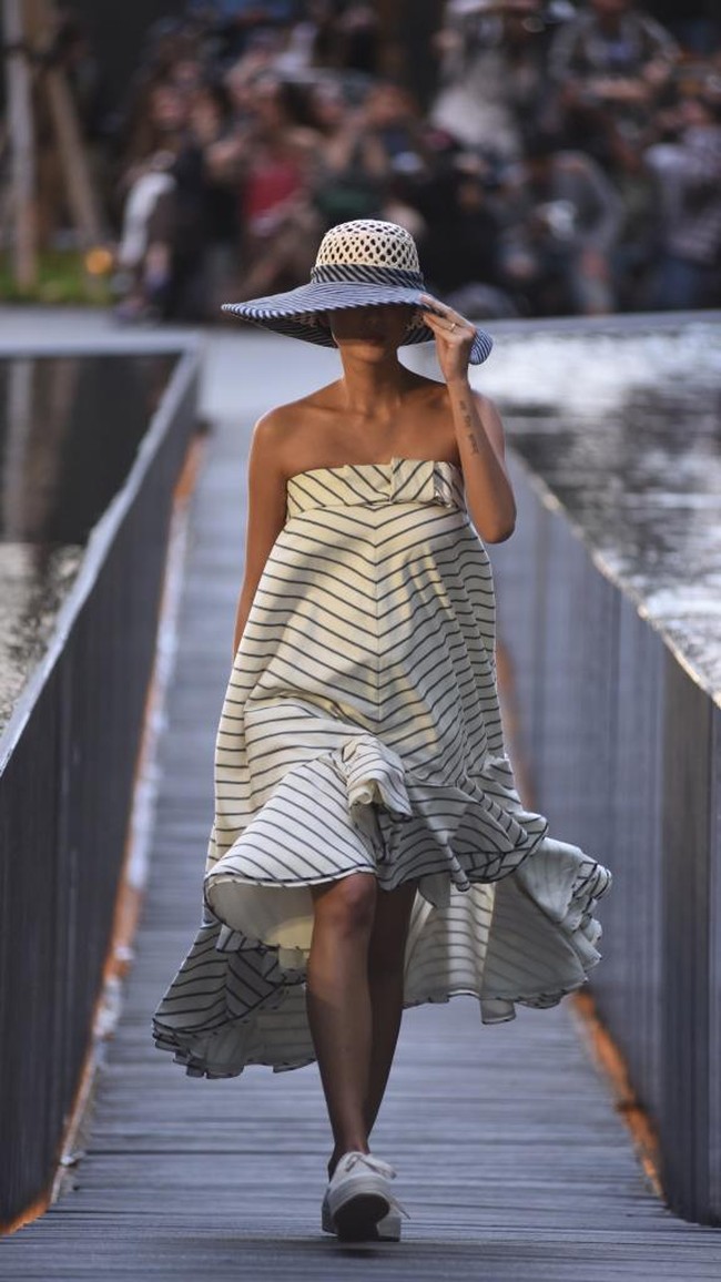 Desainer Edward Hutabarat mengadakan Pameran dan fashion show yang bertajuk Tangan Tangan Renta Lurik Indonesia, yang bertempat di Plataran Ramayana, Hotel kempinski, Jakarta Pusat. [Foto: Image Dynamics]