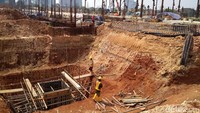 Para pekerja membangun Depo MRT Lebak Bulus.