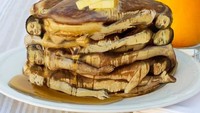 Entah dilukis atau dicetak khusus, susunan pancake ini menggambarkan orang-orang yang saling bertumpuk. Tak ketinggalan potongan butter yang melengkapi kelezatan pancake. Foto: Istimewa
