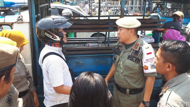 Satpol PP Tertibkan PKL di Trotoar Roxy