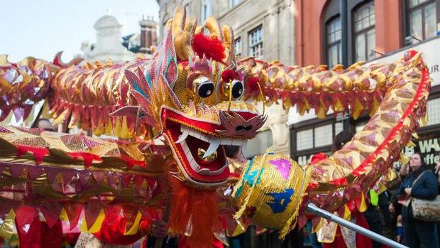 Atraksi barongsai di Chinatown London (Visit London)