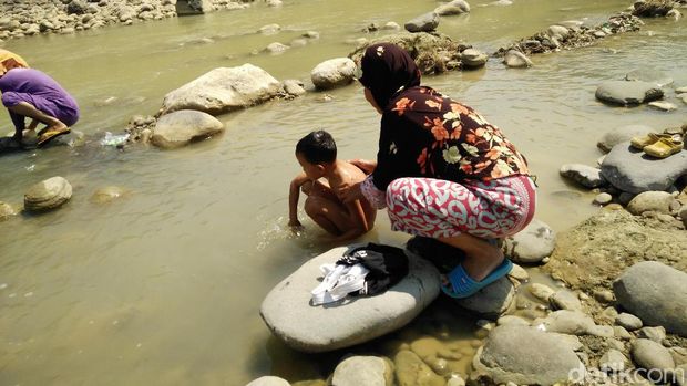 Mereka harus menempuh jarak jauh dan terjal untuk tiba di lokasi