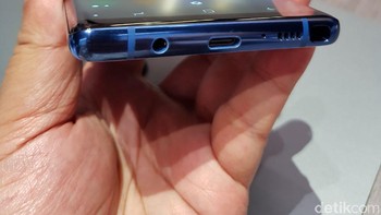 2. Colokan headphone standar: Ada colokan headphone standar 3,5 mm di Note 8 yang membuatnya kompatibel dengan begitu banyak headphone. Colokan ini dihilangkan Apple di iPhone 8. Foto: Achmad Rouzni Noor II/detikINET