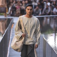 Desainer Edward Hutabarat mengadakan Pameran dan fashion show yang bertajuk Tangan Tangan Renta Lurik Indonesia, yang bertempat di Plataran Ramayana, Hotel kempinski, Jakarta Pusat. [Foto: Image Dynamics]