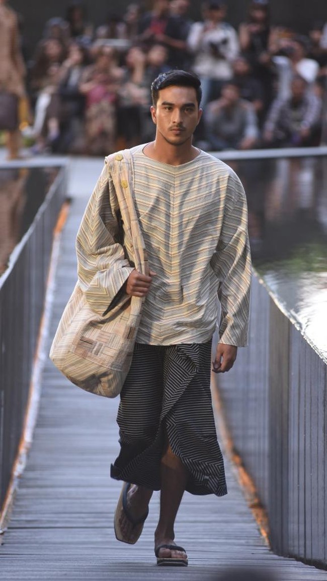 Desainer Edward Hutabarat mengadakan Pameran dan fashion show yang bertajuk Tangan Tangan Renta Lurik Indonesia, yang bertempat di Plataran Ramayana, Hotel kempinski, Jakarta Pusat. [Foto: Image Dynamics]