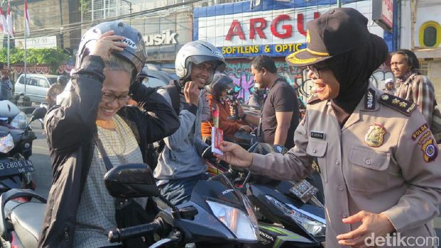 Polwan hanya menghadiahi pengendara yang tertib berlalulintas
