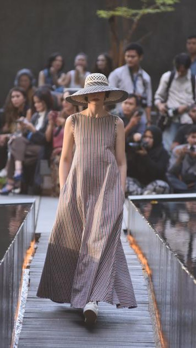 Desainer Edward Hutabarat mengadakan Pameran dan fashion show yang bertajuk Tangan Tangan Renta Lurik Indonesia, yang bertempat di Plataran Ramayana, Hotel kempinski, Jakarta Pusat. [Foto: Image Dynamics]