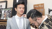 Dion Wiyoko melakukan fiting jas di Grand Indonesia, Jakarta Pusat pada Kamis (24/8). Pool/Ismail/detikFoto.