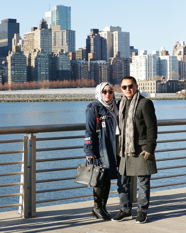 Pemilik First Travel Andika Surachman memakai Louis Vuitton Reykjavik Scarf seharga Rp 10 juta. Foto: Dok. Instagram