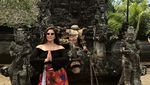Foto: Seksinya Ashley Graham yang Sedang Liburan di Bali