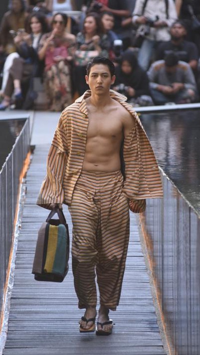 Desainer Edward Hutabarat mengadakan Pameran dan fashion show yang bertajuk Tangan Tangan Renta Lurik Indonesia, yang bertempat di Plataran Ramayana, Hotel kempinski, Jakarta Pusat. [Foto: Image Dynamics]