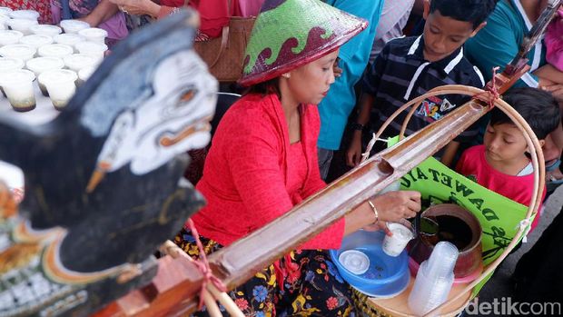 Ada 2.000 gelas dawet yang disajikan.