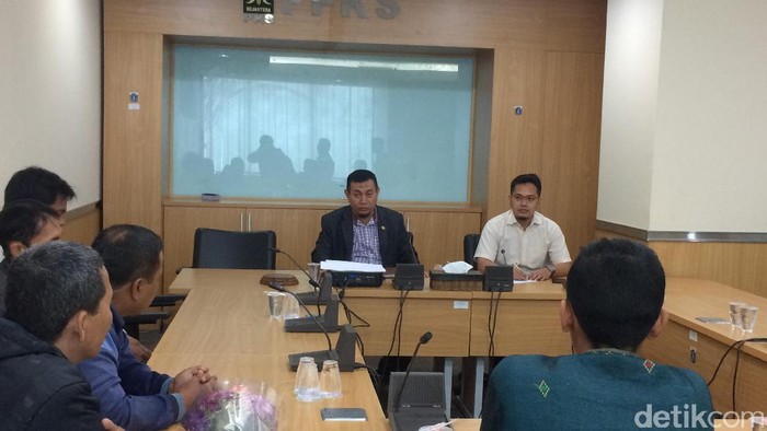 Warga Lauser dan Manggarai Beri Bunga Penyemangat ke DPRD DKI