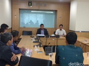 Warga Lauser dan Manggarai Beri Bunga Penyemangat ke DPRD DKI