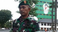 Serka Darwis menunjukan piagam penghargaan yang diberikannya. Serka Darwis juga diberikan hadiah sepeda motor (M Taufiqqurahman/detikcom)