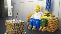 Waduh, penyusun kaleng makanan ini niat banget ya! Sampai-sampai bentuknya mirip keluarga Simpsons. Foto: Istimewa