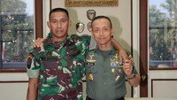 Jenderal Mulyono pun mengajak Serka Darwis berfoto bersama. Raut muka wajah Serka Darwis tampak gugup saat diajak berfoto bersama sambil merangkul Jenderal Mulyono (dok Dispenad)