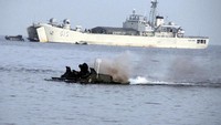 KRI Teluk Sampit-515 menurunkan tank amfibi. (Dispen Kormar).