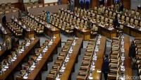 Penampakan sejumlah kursi kosong saat sidang paripurna di gedung DPR, Senayan, Jakarta, Kamis (20/7/2017).