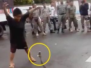 Ngeri! Aksi Nekat Bocah Tangkap Piton Pakai Tangan Kosong