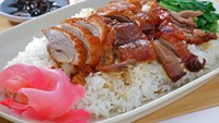  China punya beragam sajian lezat yang tak boleh terlewatkan saat makan siang. Salah satunya yang sangat digemari para karyawan perkantoran adalah bebek peking. Tekstur dagingnya lembut dan gurih semakin enak disantap dengan nasi ataupun mie. (Foto: Istimewa)