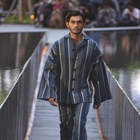 Desainer Edward Hutabarat mengadakan Pameran dan fashion show yang bertajuk Tangan Tangan Renta Lurik Indonesia, yang bertempat di Plataran Ramayana, Hotel kempinski, Jakarta Pusat. [Foto: Image Dynamics]