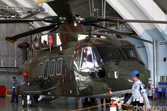 KPK beserta POM TNI melakukan cek fisik helikopter Agusta Westland 101 (AW-101) di Pangkalan Udara Halim Perdanakusuma, Jakarta. Ini foto-fotonya.