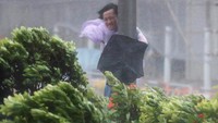 Badan cuaca China menyatakan, Topan Hato mendarat sekitar tengah hari di kota delta sungai Pearl, Zhuhai, di Provinsi Guangdong.  (Foto: Dok. REUTERS/Tyrone Siu)