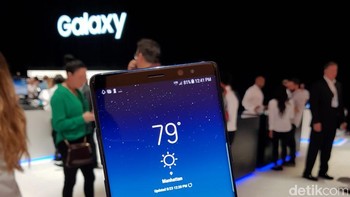 5. Ada slot microSD: Untuk memperluas penyimpanan file, ada slot microSD di Galaxy Note 8. Sedangkan iPhone X seperti semua generasi iPhone tidak punya. Foto: Achmad Rouzni Noor II/detikINET