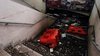 Akibat dahsyatnya Topan Hato, otoritas cuaca di Hongkong menaikkan sinyal bahaya topan ke nomor 10, atau tingkat tertinggi bahaya topan untuk pertama kalinya dalam lima tahun setelah Topan Vincente pada 2012. Hato menerjang Hongkong pada hari Rabu (23/8) pagi sebelum menuju ke bagian barat di daratan China, dan perlahan-lahan melemah. REUTERS/Tyrone Siu.