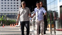 Sekitar pukul 15.37 WIB mobil yang berisi pelaku tiba di KPK, Jalan Kuningan Persada, Jakarta Selatan, Kamis (24/8/2017). Mengenakan baret coklat bermotif kotak-kotak, dia diarahkan masuk melalui pintu yang biasa dilalui tersangka kasus rasuah.
