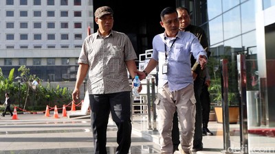 2 Terduga Pelaku OTT Pejabat Kemenhub Tiba di KPK