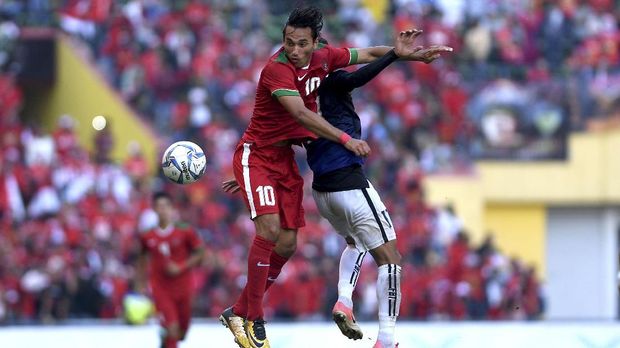 Ezra Walian memburu gol ke gawang Singapura yang bakal menjadi pembuktikan kualitasnya.