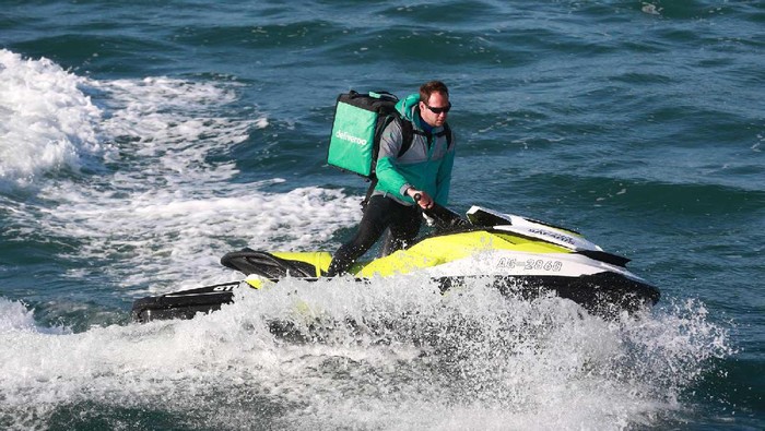 Keren, Ini Kurir Pakai Jet Ski