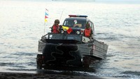 Kapa K-61 yang mengangkut ambulans mendarat di Pantai Banongan. (Dispen Kormar).