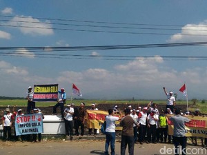 Sopir Truk Tebu di Pati Demo Tolak Impor Gula dan PPN 10 %