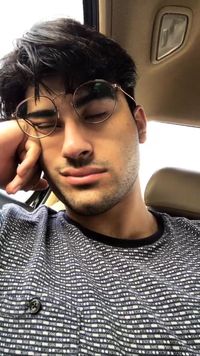 Tampan Ini Viral Karena Seperti Gabungan Zayn Malik Dan Harry Potter