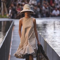 Desainer Edward Hutabarat mengadakan Pameran dan fashion show yang bertajuk Tangan Tangan Renta Lurik Indonesia, yang bertempat di Plataran Ramayana, Hotel kempinski, Jakarta Pusat. [Foto: Image Dynamics]