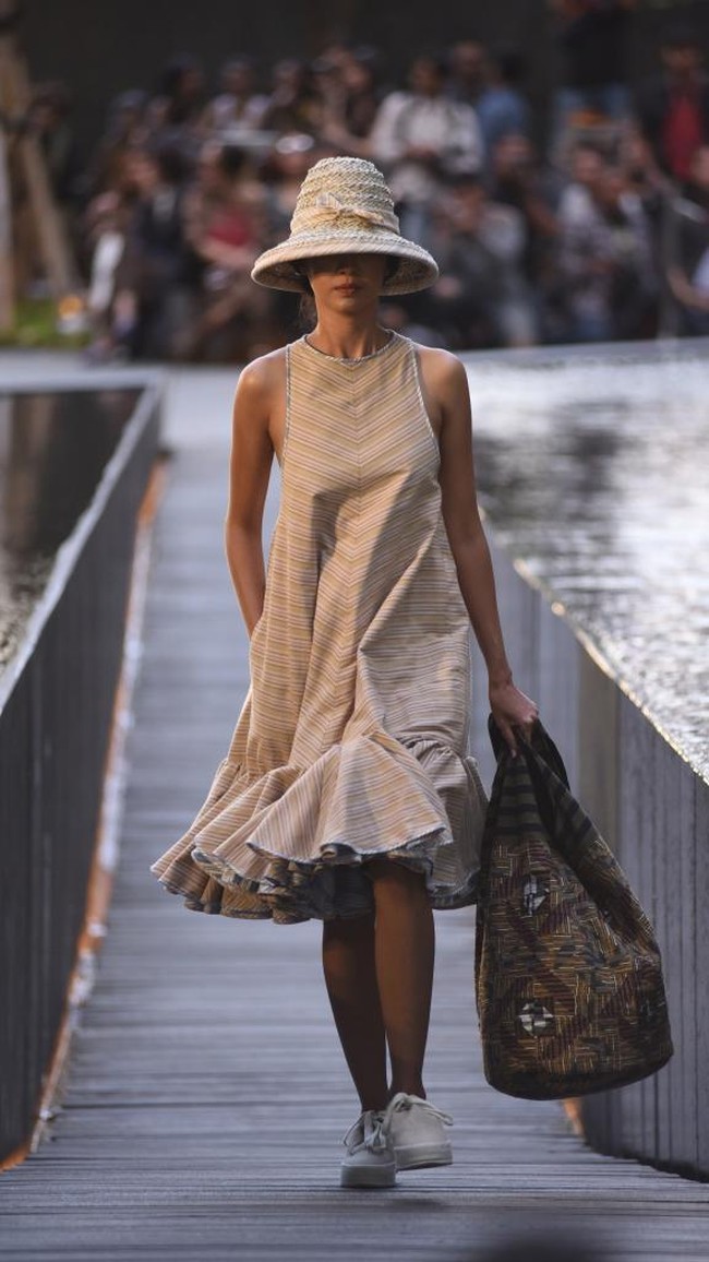 Desainer Edward Hutabarat mengadakan Pameran dan fashion show yang bertajuk Tangan Tangan Renta Lurik Indonesia, yang bertempat di Plataran Ramayana, Hotel kempinski, Jakarta Pusat. [Foto: Image Dynamics]