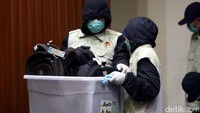 Petugas KPK menunjukkan tas yang digunakan untuk menyimpang uang. Grandyos Zafna/detikcom.