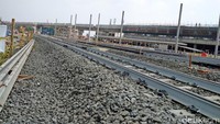 Rel untuk moda transportasi massal MRT sudah terpasang.